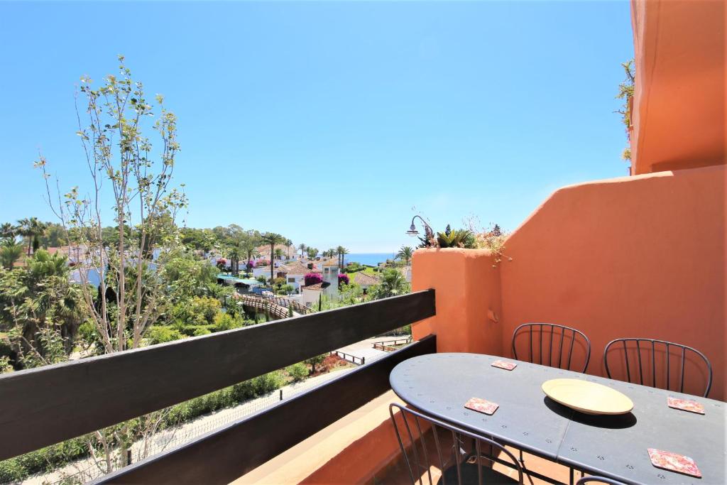 einen Balkon mit einem Tisch und Stadtblick in der Unterkunft Apartment HANNAH in Estepona