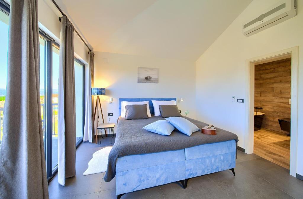 Postel nebo postele na pokoji v ubytování Holiday house VILLA LUCIJA