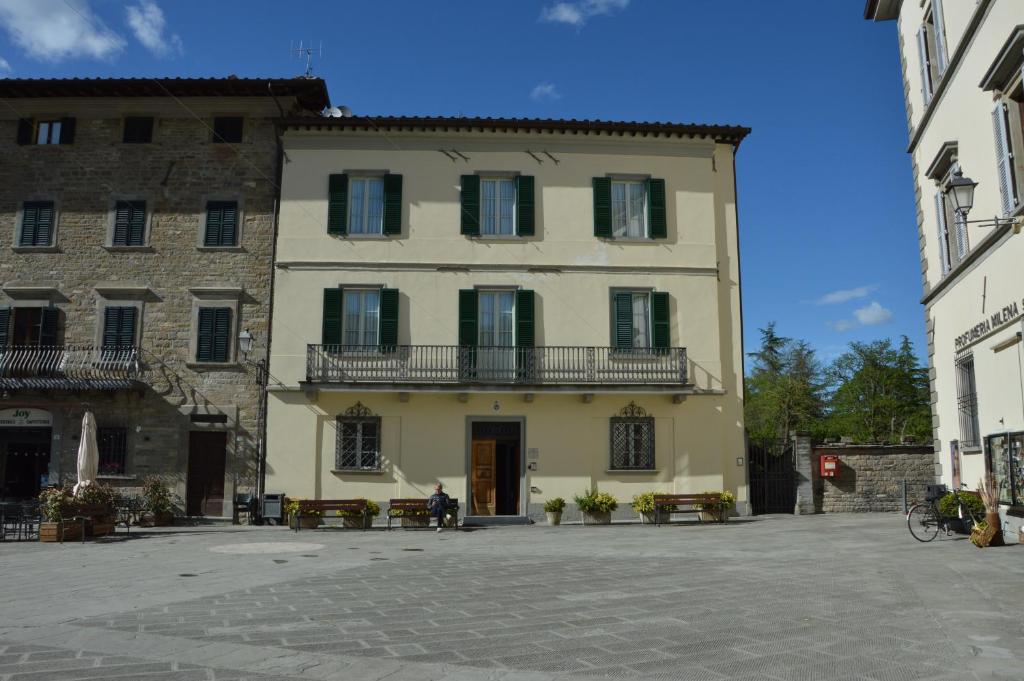 um edifício com uma pessoa sentada à sua frente em Ca' Serafina em Bagno di Romagna