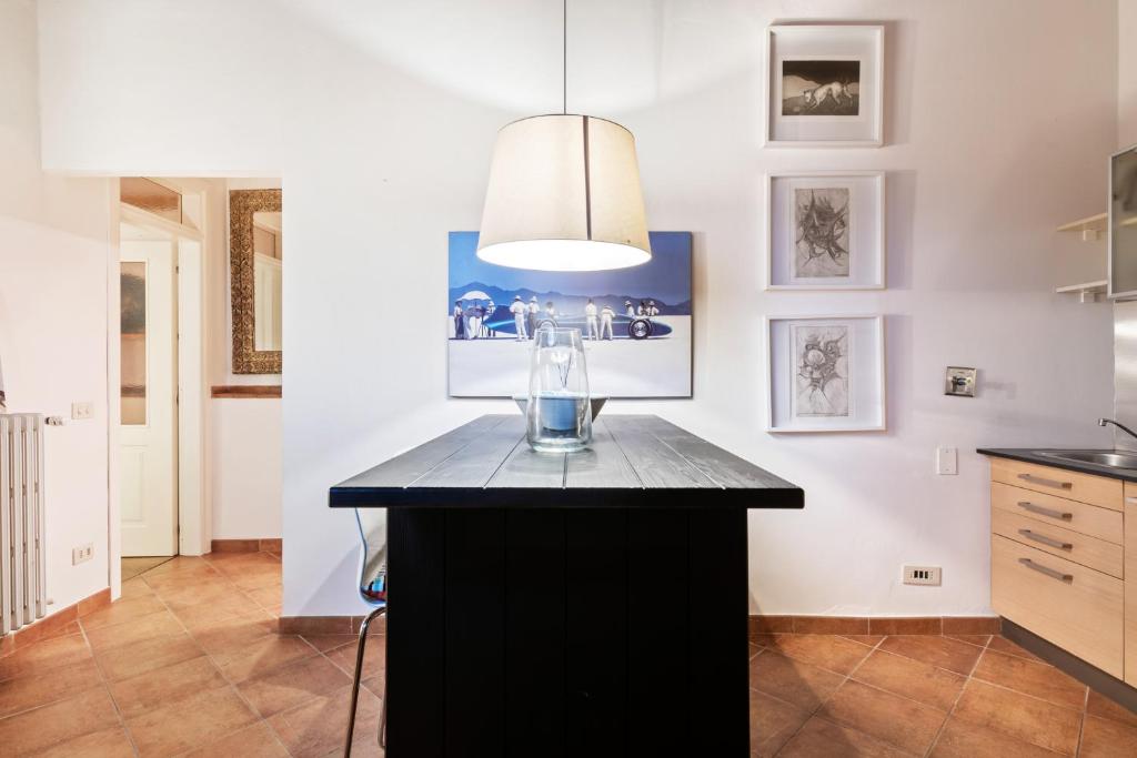A kitchen or kitchenette at Palazzo Pitti & Boboli Comfortable Apartment