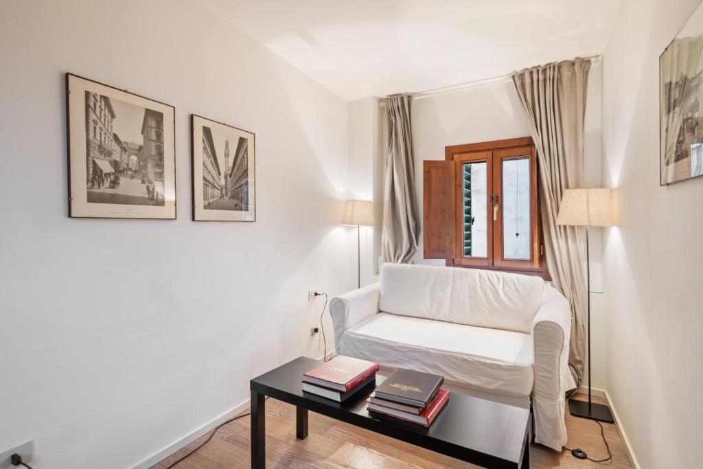 A bed or beds in a room at Palazzo Pitti & Boboli Comfortable Apartment