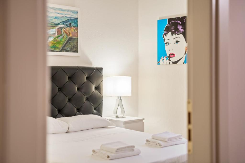 A bed or beds in a room at Palazzo Pitti & Boboli Comfortable Apartment