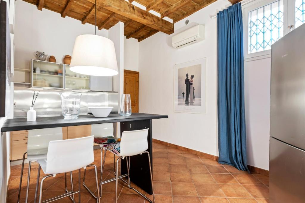A kitchen or kitchenette at Palazzo Pitti & Boboli Comfortable Apartment
