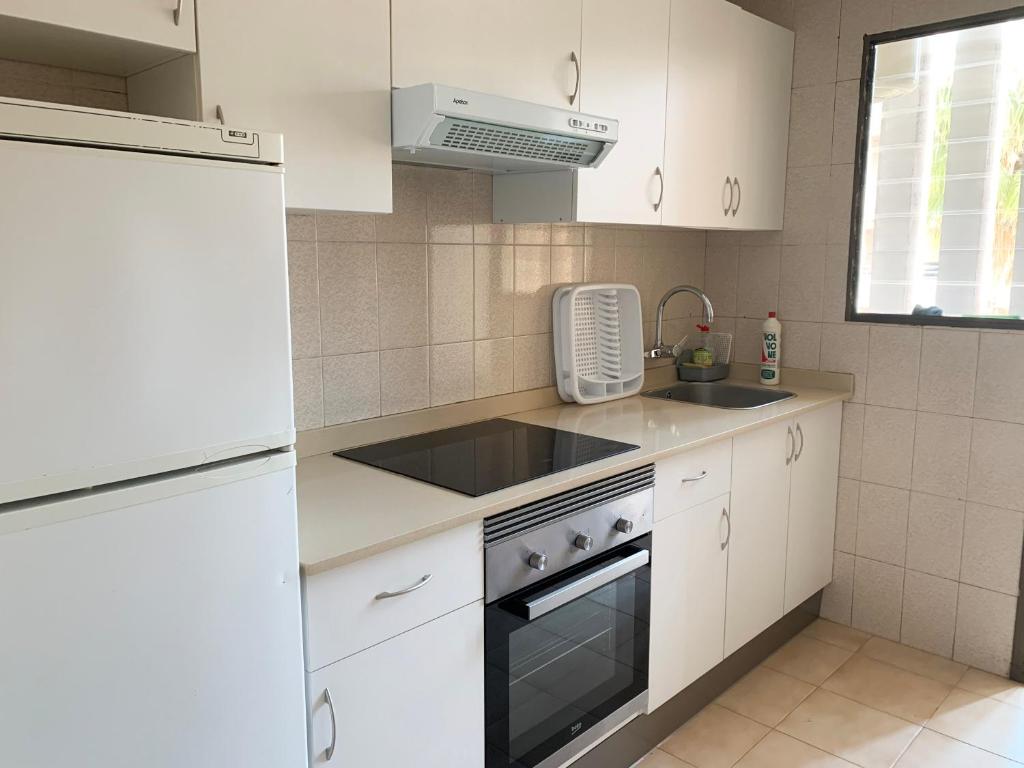 A kitchen or kitchenette at Apartamentos Playa del Cargador 3000