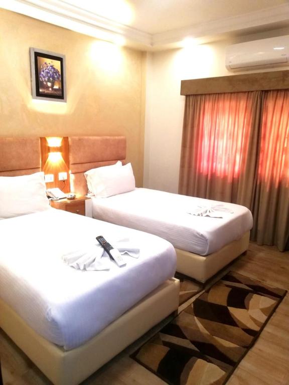 Postel nebo postele na pokoji v ubytování Jewel Al Nasr Hotel & Apartments