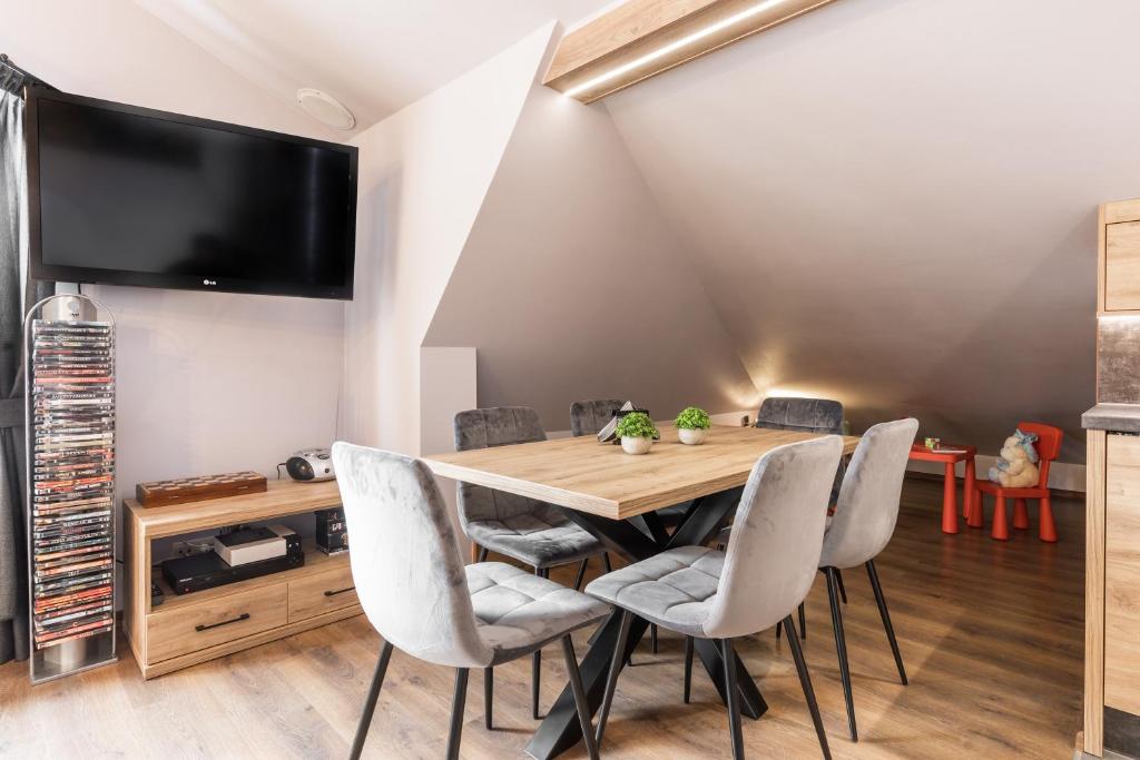 Televízia a/alebo spoločenská miestnosť v ubytovaní Apartament Top Zakopane