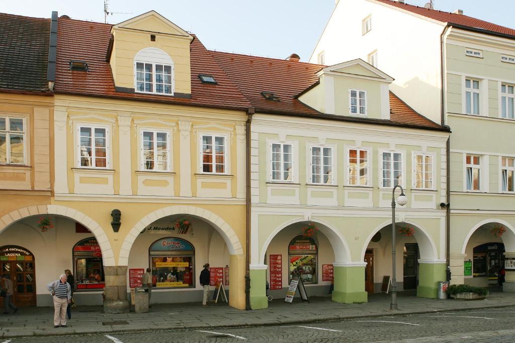 um grupo de edifícios com arcos numa rua em Penzion U Chodskeho Hradu em Domazlice