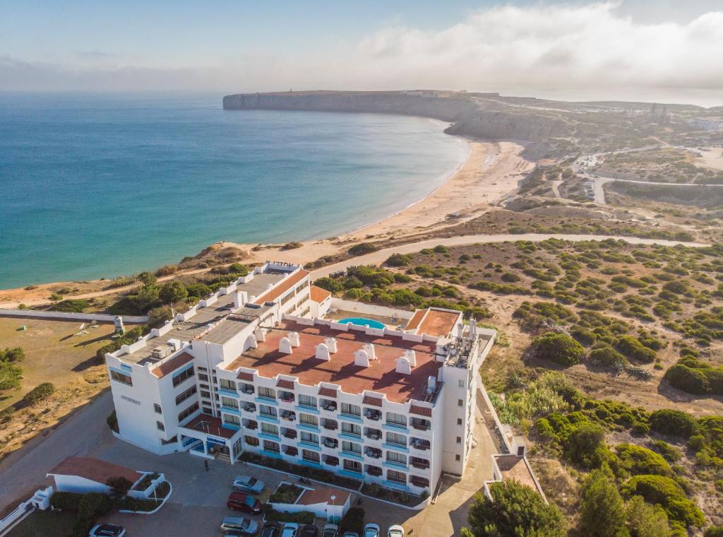 una vista aérea del hotel y de la playa en Aparthotel Navigator en Sagres