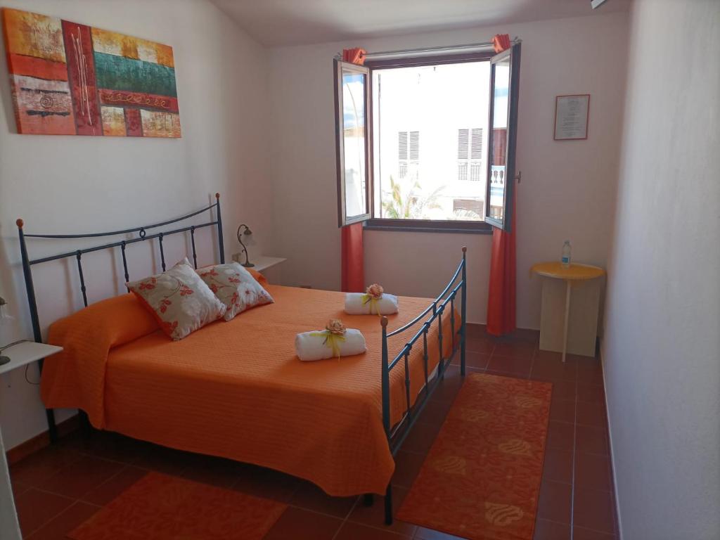 Un dormitorio con una cama con dos ositos de peluche. en Ca' margo, en Calasetta