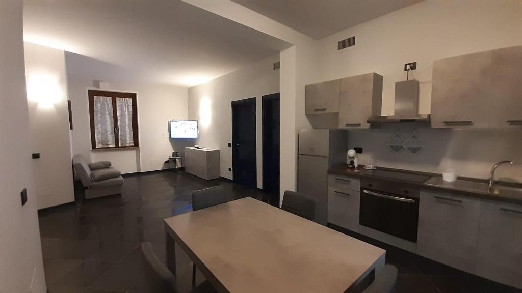 uma cozinha com um lavatório e uma bancada em Ca' L'Archetto intero appartamento centro Cremona em Cremona