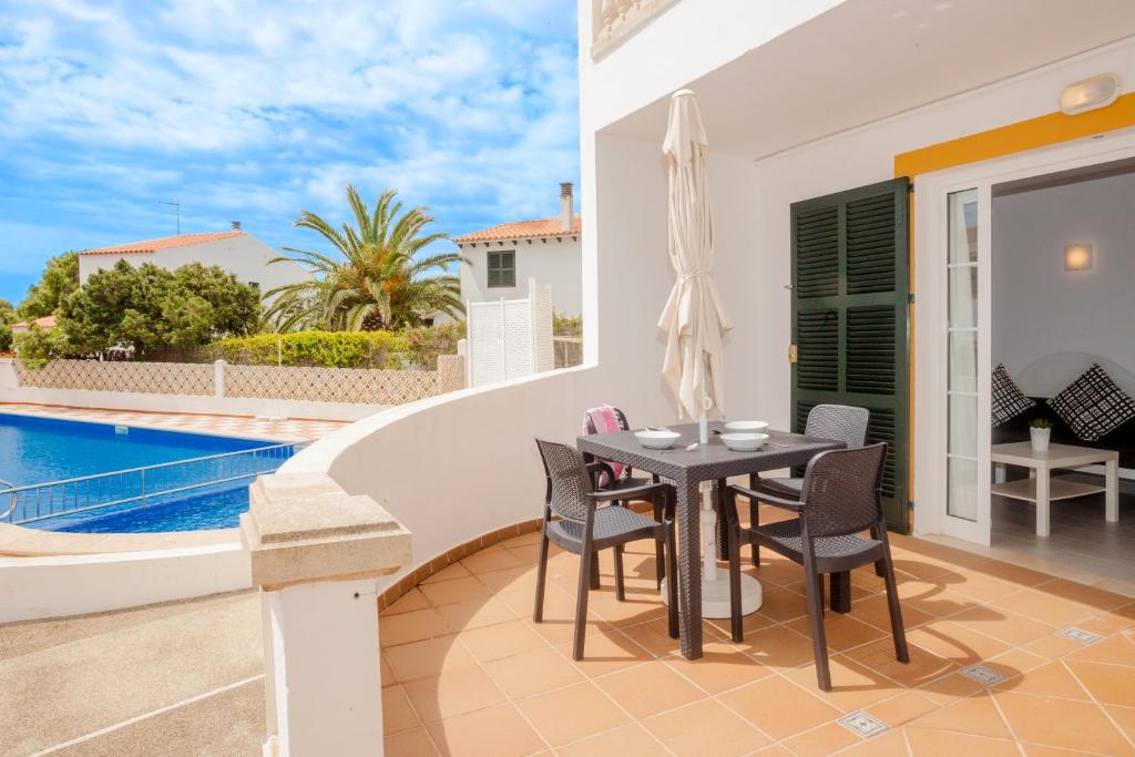 Villa con mesa de comedor y piscina en Apartmento con terraza privada-c1, en Ciutadella