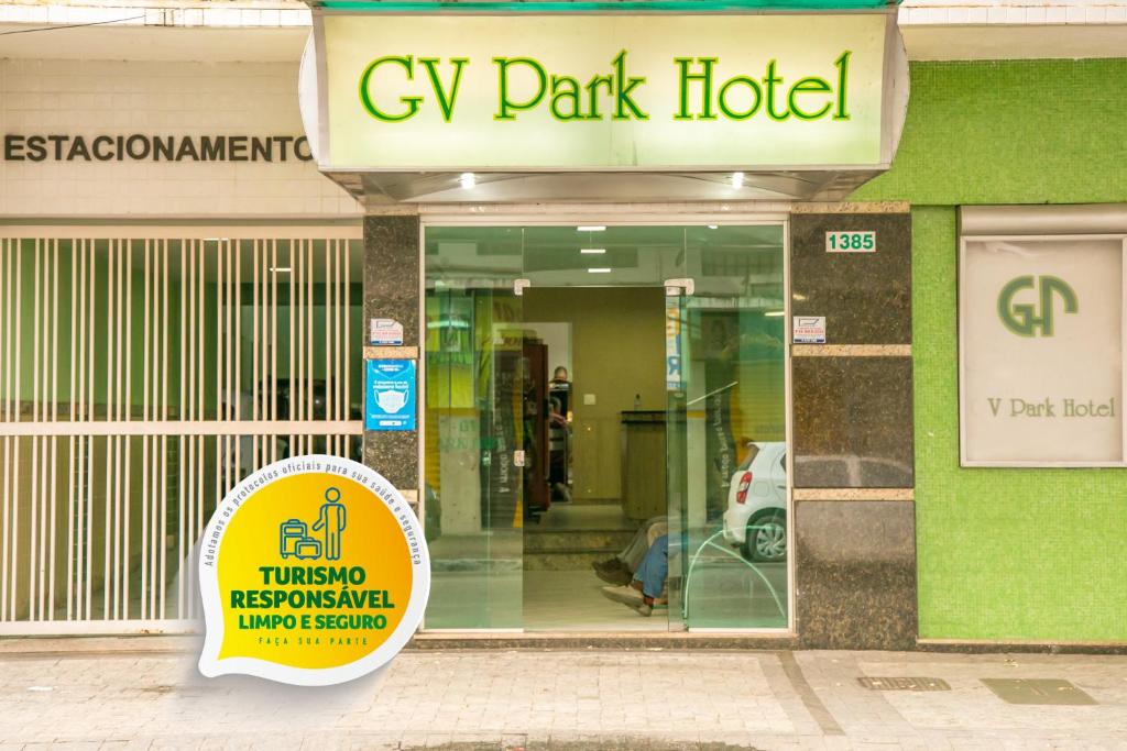 uma placa de hotel do gyr park em frente a um edifício em Gv Park Hotel em Governador Valadares