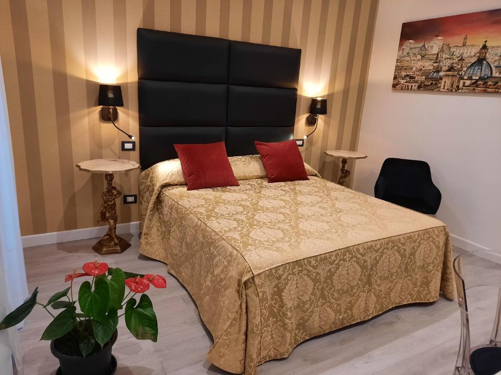 1 dormitorio con 1 cama grande con almohadas rojas en MARITZA S HOUSE IN ROME, en Roma
