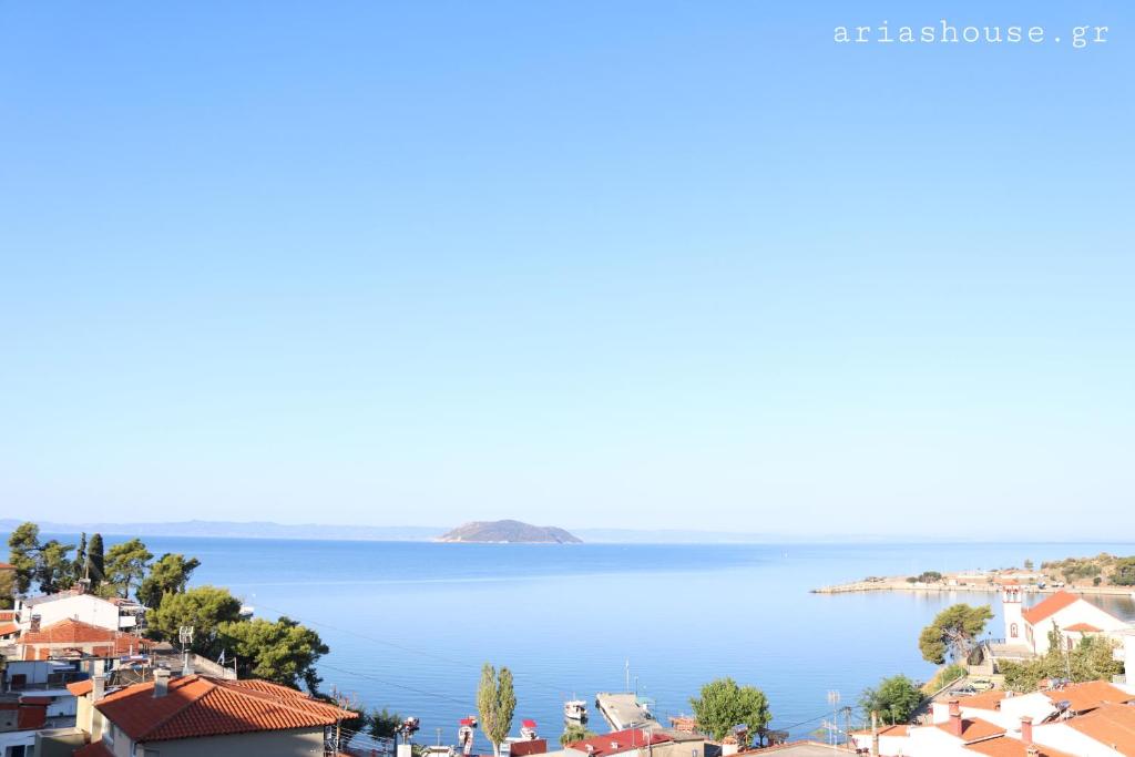 - une vue sur l'océan depuis la ville dans l'établissement Aria's House Studios & Apartments, à Neos Marmaras