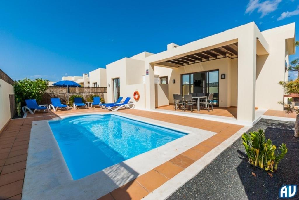 Villa con piscina y patio en 3-Bed Villa on Private Complex with Tennis Court, en Playa Blanca