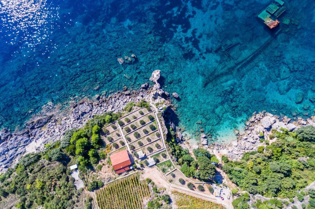eine Luftansicht eines Gebäudes auf einer Klippe neben dem Meer in der Unterkunft Villa Sea Edge in Orebić