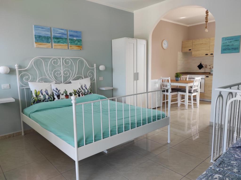 1 Schlafzimmer mit einem Bett und einem Esszimmer in der Unterkunft Nonno Rocco in Castro di Lecce