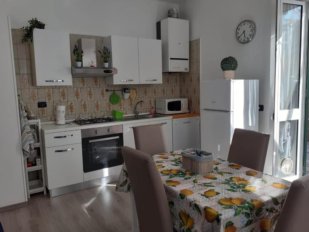 Ett kök eller pentry på Tigullio Vacations - Flavia beach apartment