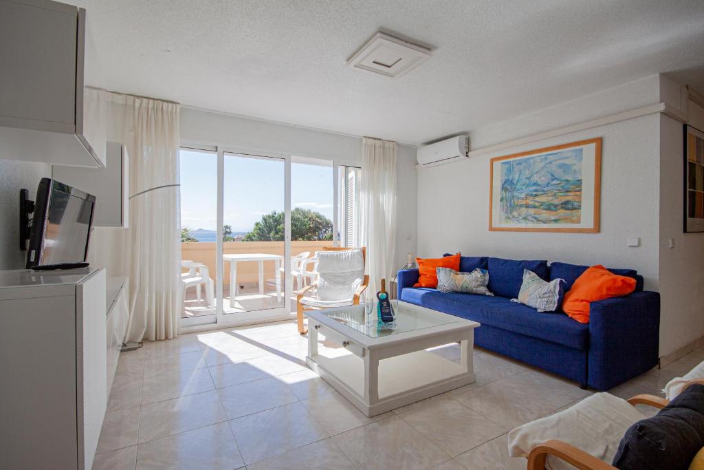 sala de estar con sofá azul y mesa en Alisios 227, en La Manga del Mar Menor