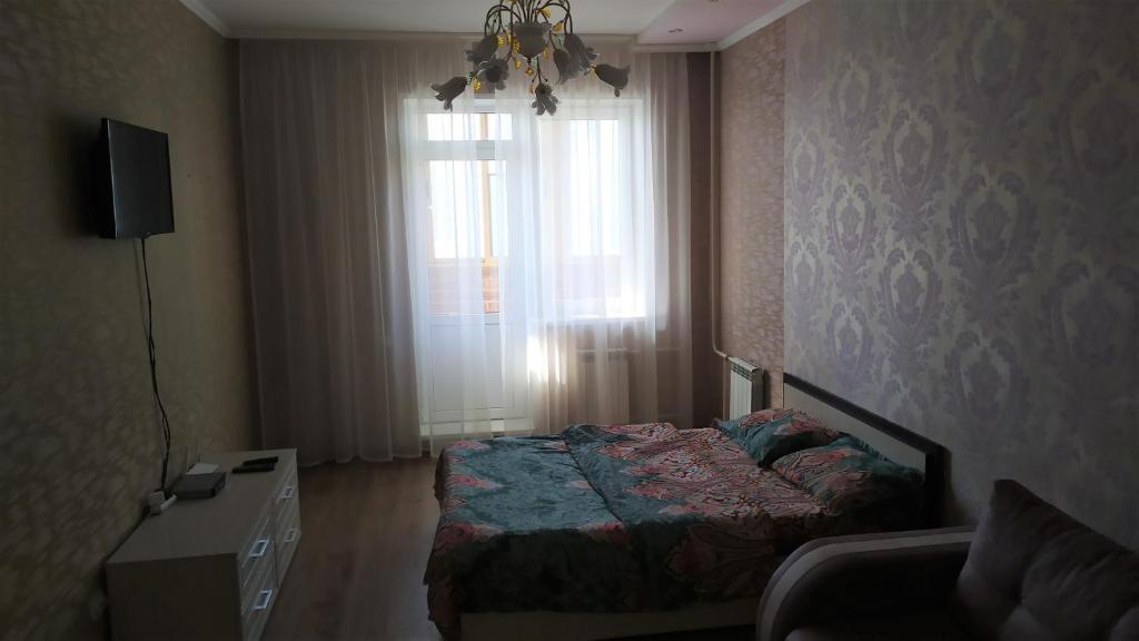 クルスクにあるFlat on Klykova 92のベッドルーム(ベッド1台、窓付)