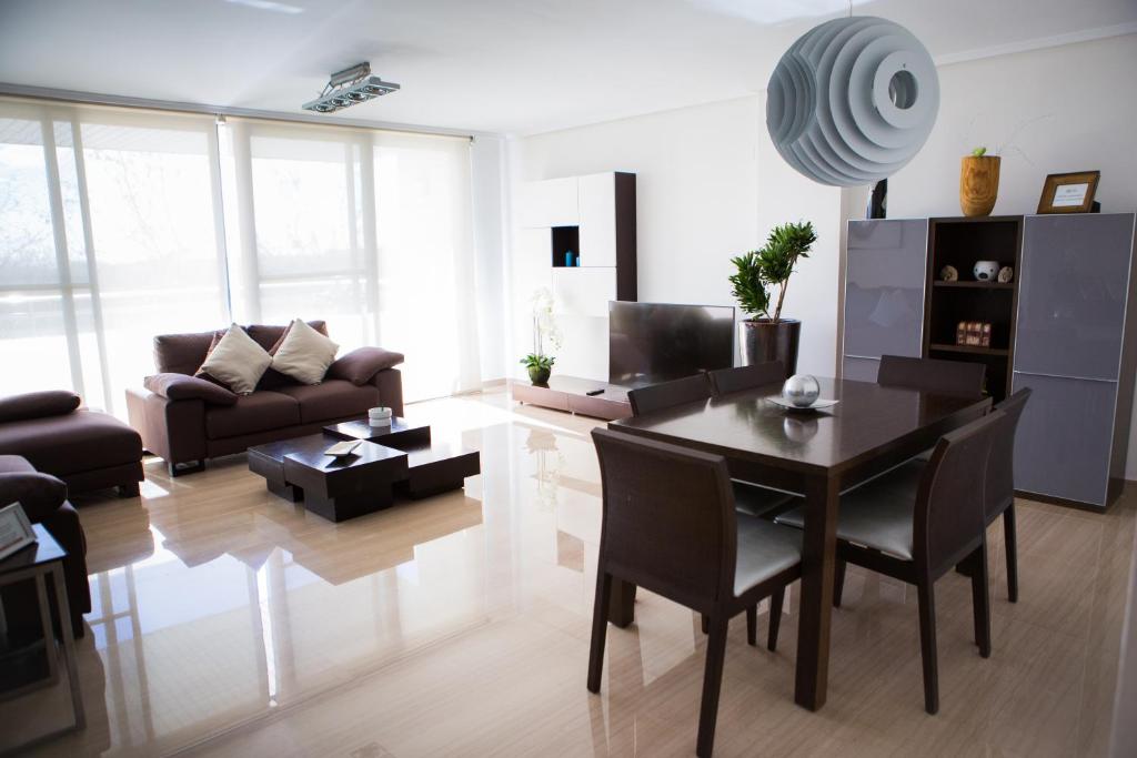 sala de estar con mesa y sofá en Art and Sciences view luxury apartment en Valencia