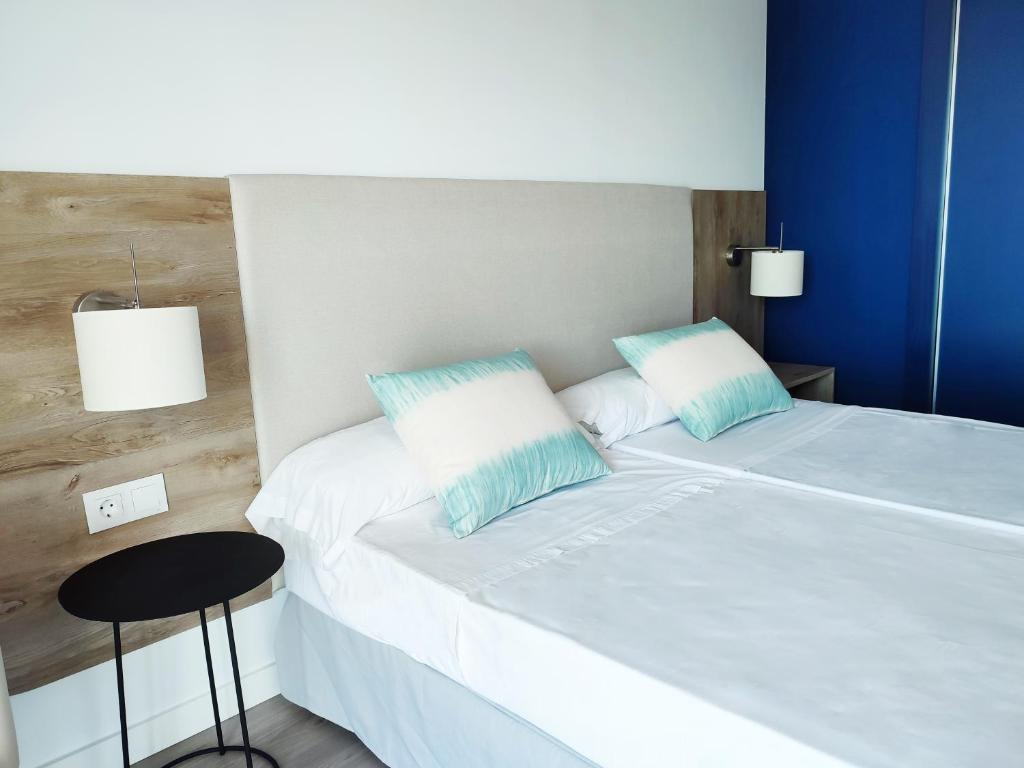 A bed or beds in a room at Hotel Flats Friends Mar Blau