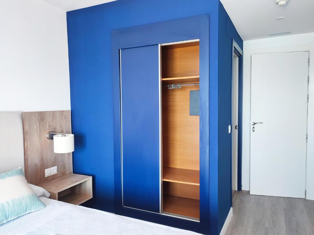 A bed or beds in a room at Hotel Flats Friends Mar Blau