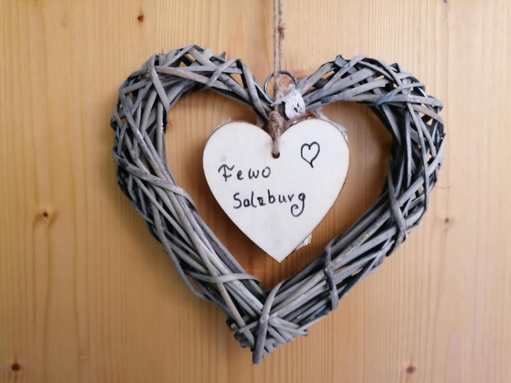 een houten hart hangend aan een houten muur bij Mosenbauer Ferienwohnung Salzburg in Mittersill