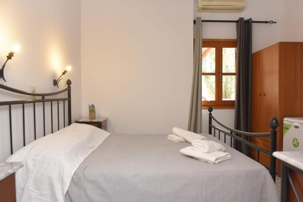 A bed or beds in a room at Laxesis