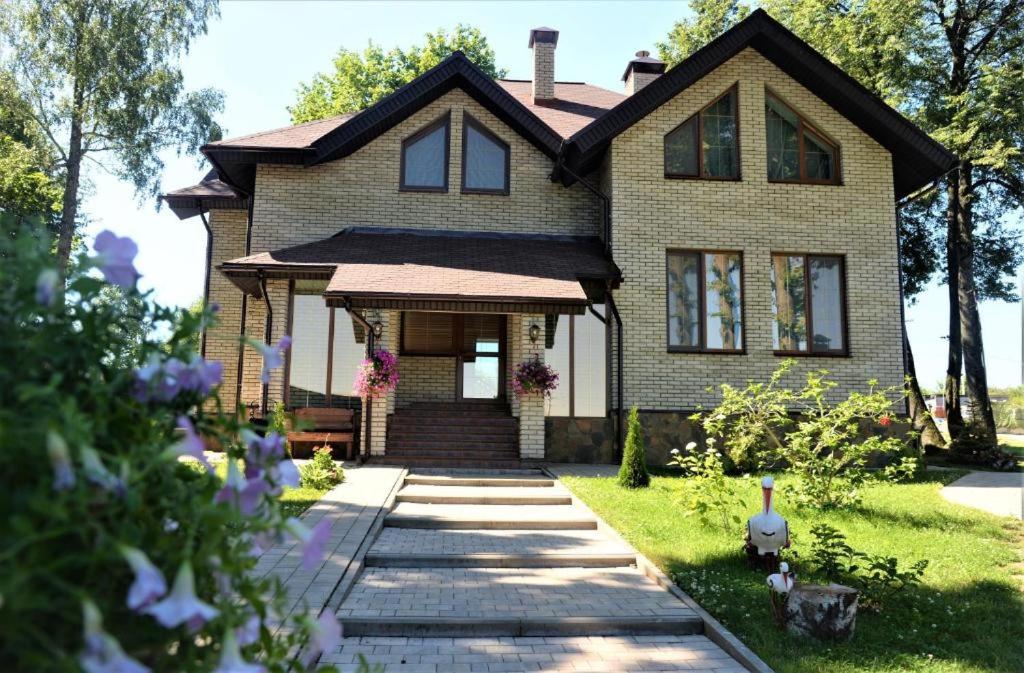 a house with a pathway leading to the front door at Загородный отель Слобода, Ясная Поляна, Тула in Samokhvalovka