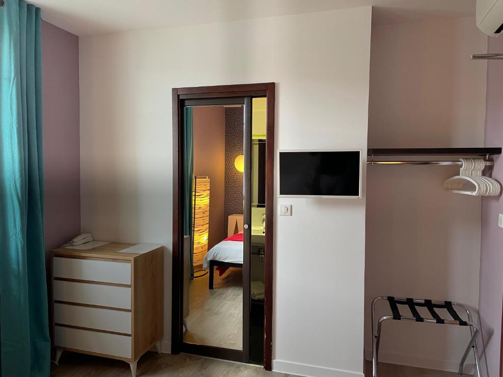 Postel nebo postele na pokoji v ubytování Hôtel Mirano