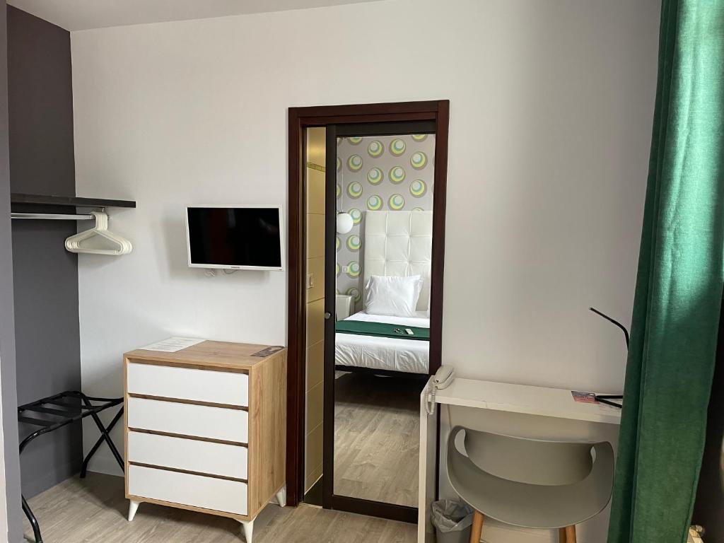 TV a/nebo společenská místnost v ubytování Hôtel Mirano