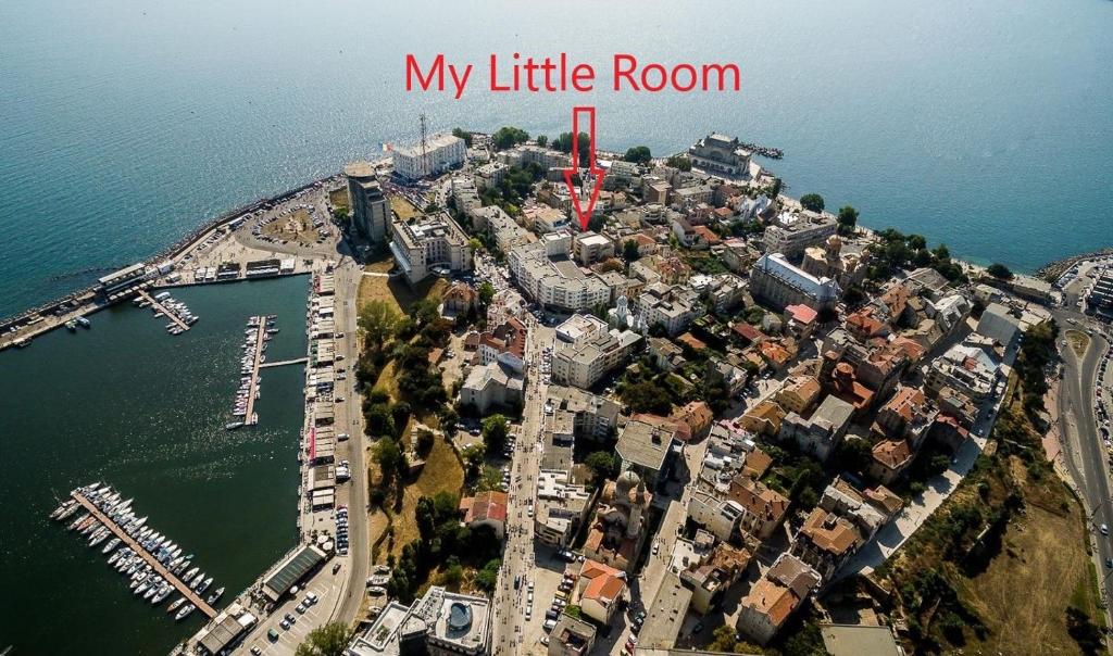 una vista aérea de una pequeña ciudad junto al agua en My Little Room en Constanza