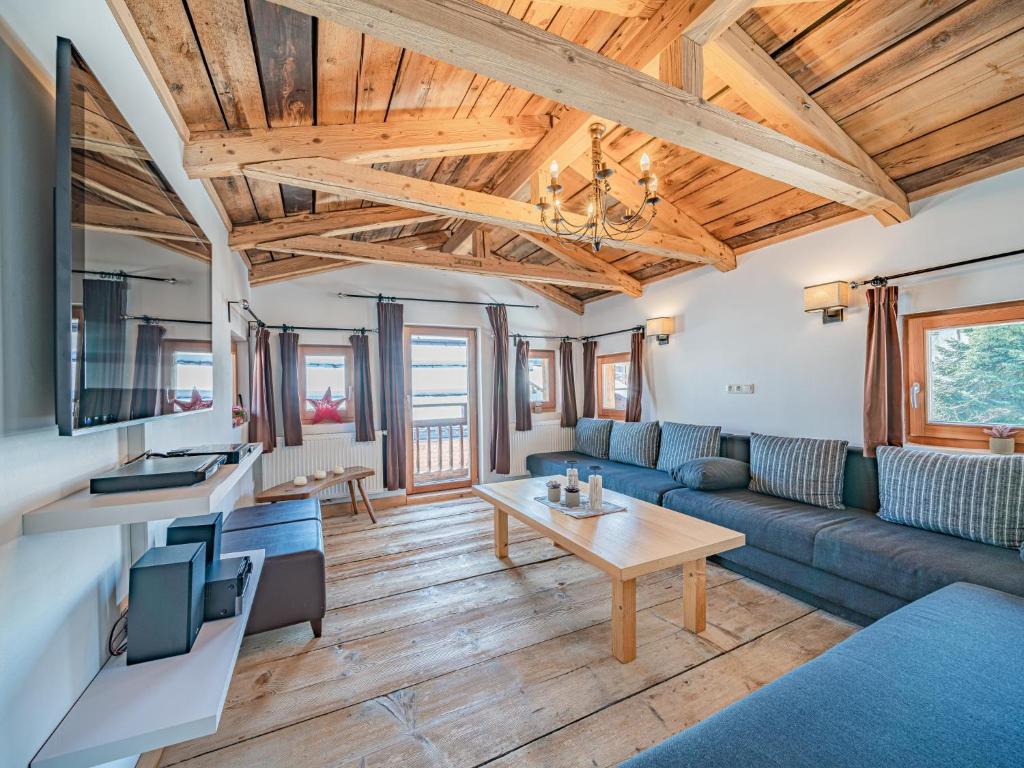 uma sala de estar com um sofá e uma mesa em Chalet Kirchberg em Kirchberg in Tirol