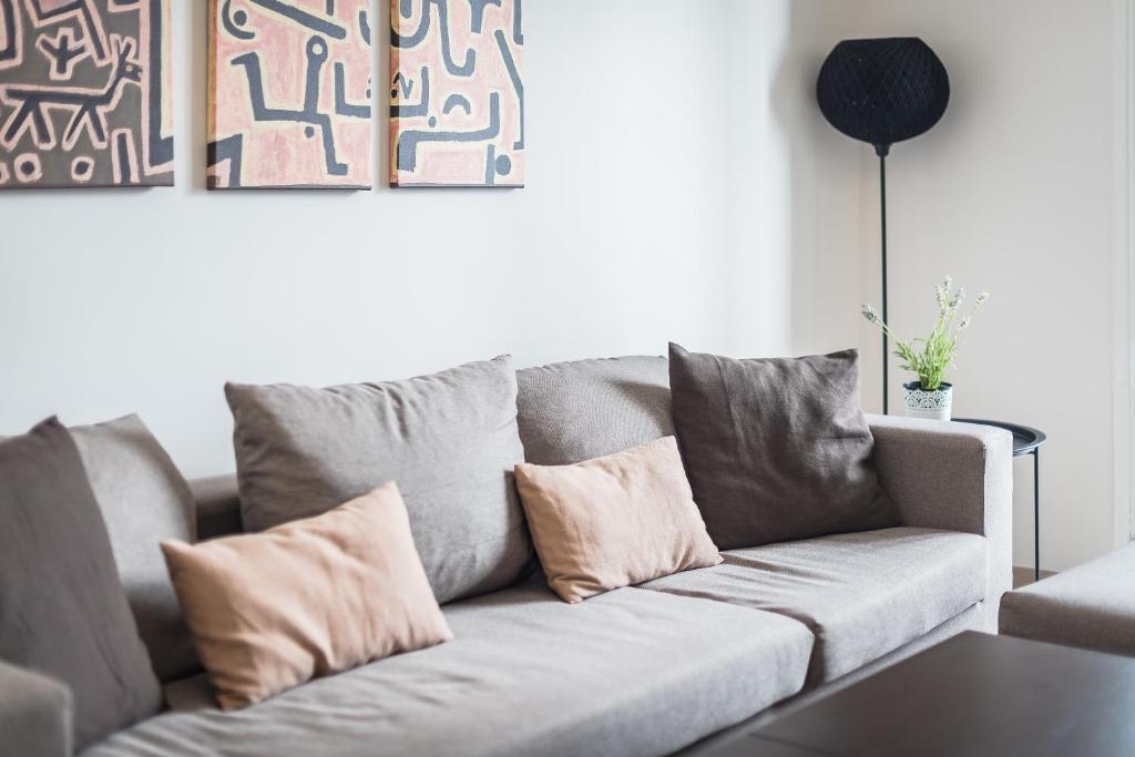 A seating area at Petraki Residence 1bdr Apt with balcony 1 min from Ermou str
