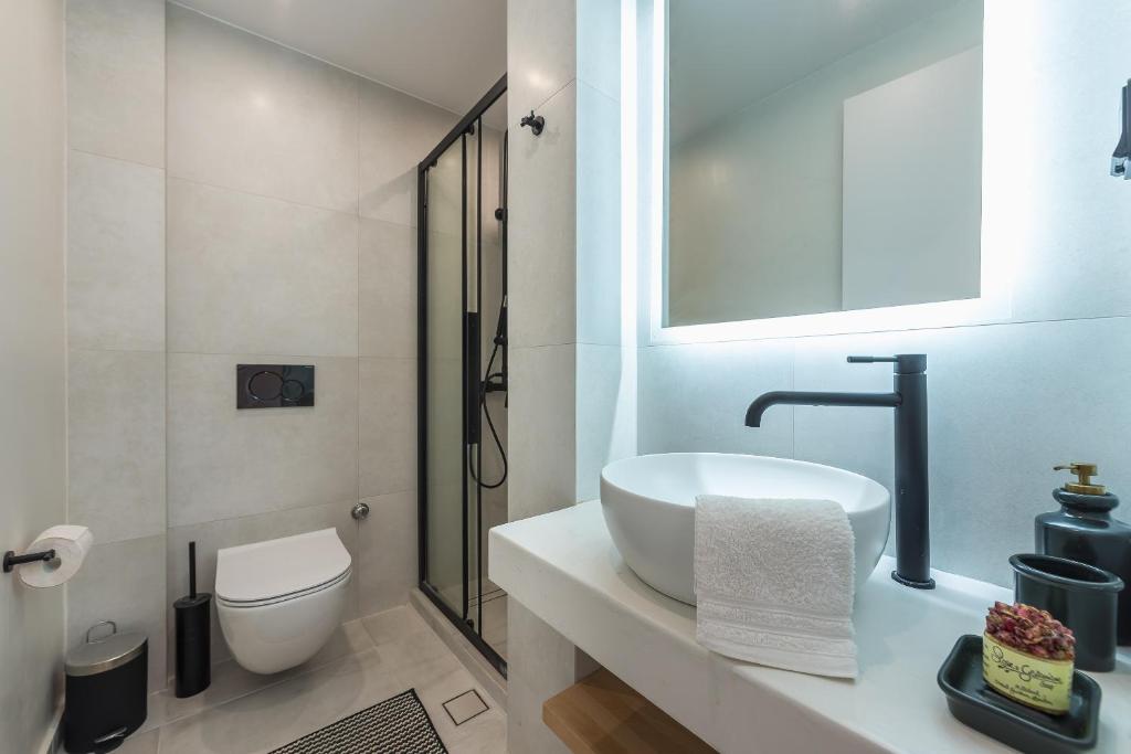 A bathroom at Petraki Residence 1bdr Apt with balcony 1 min from Ermou str