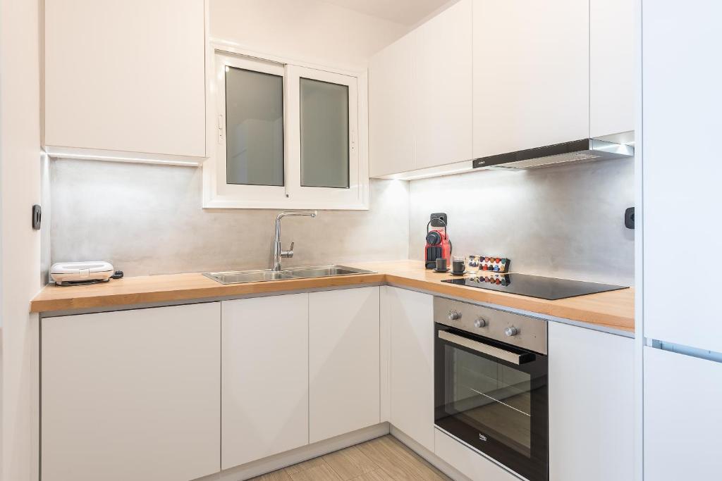 A kitchen or kitchenette at Petraki Residence 1bdr Apt with balcony 1 min from Ermou str