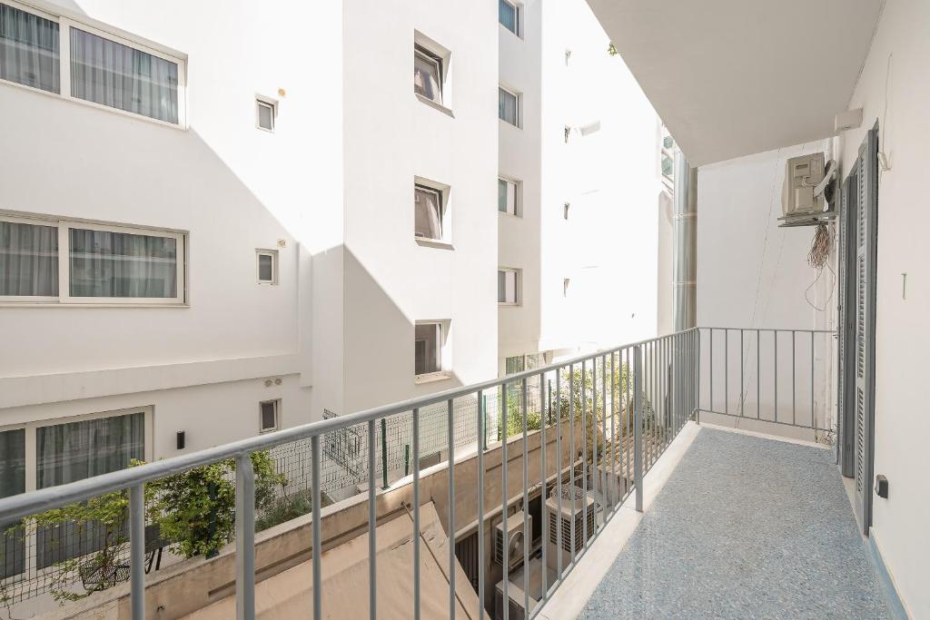 A balcony or terrace at Petraki Residence 1bdr Apt with balcony 1 min from Ermou str