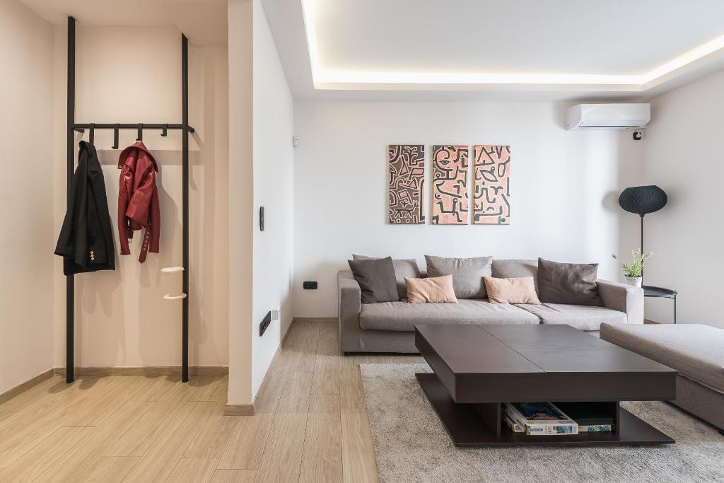 A seating area at Petraki Residence 1bdr Apt with balcony 1 min from Ermou str