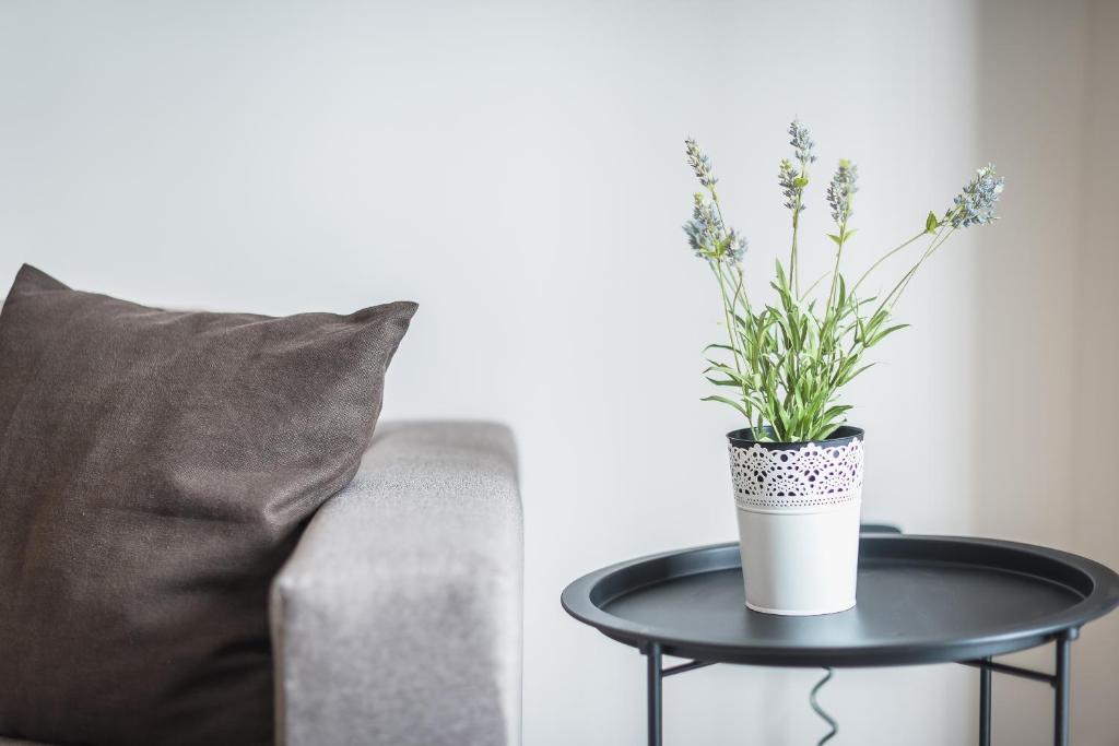 A seating area at Petraki Residence 1bdr Apt with balcony 1 min from Ermou str
