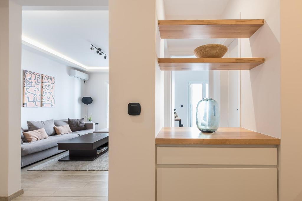 A seating area at Petraki Residence 1bdr Apt with balcony 1 min from Ermou str