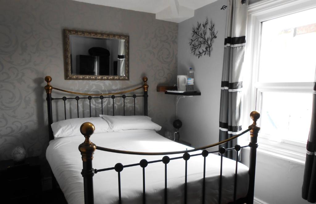 מיטה או מיטות בחדר ב-Shore Stay Guest House