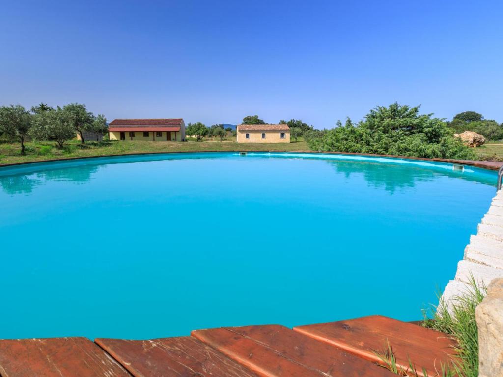 una grande piscina con acqua blu di d Pietraia 13B Trilo a Badesi