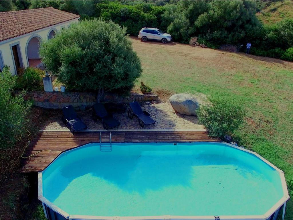 una vista aérea de una piscina en un patio en b Giagumeddu 08A Bilo, en Badesi