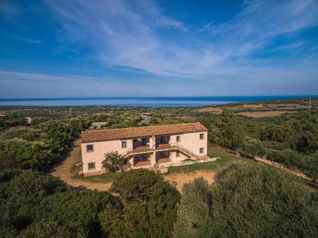una vista aerea di una casa con l'oceano sullo sfondo di b Giagumeddu 09A Bilo a Badesi