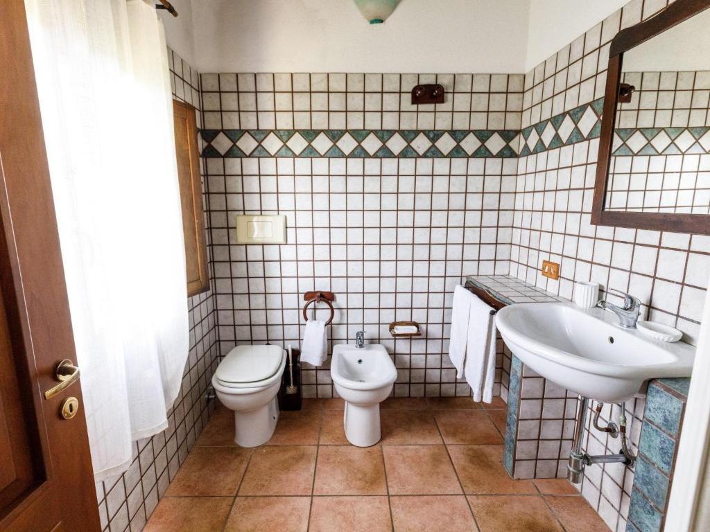 A bathroom at b Giagumeddu 06A Bilo