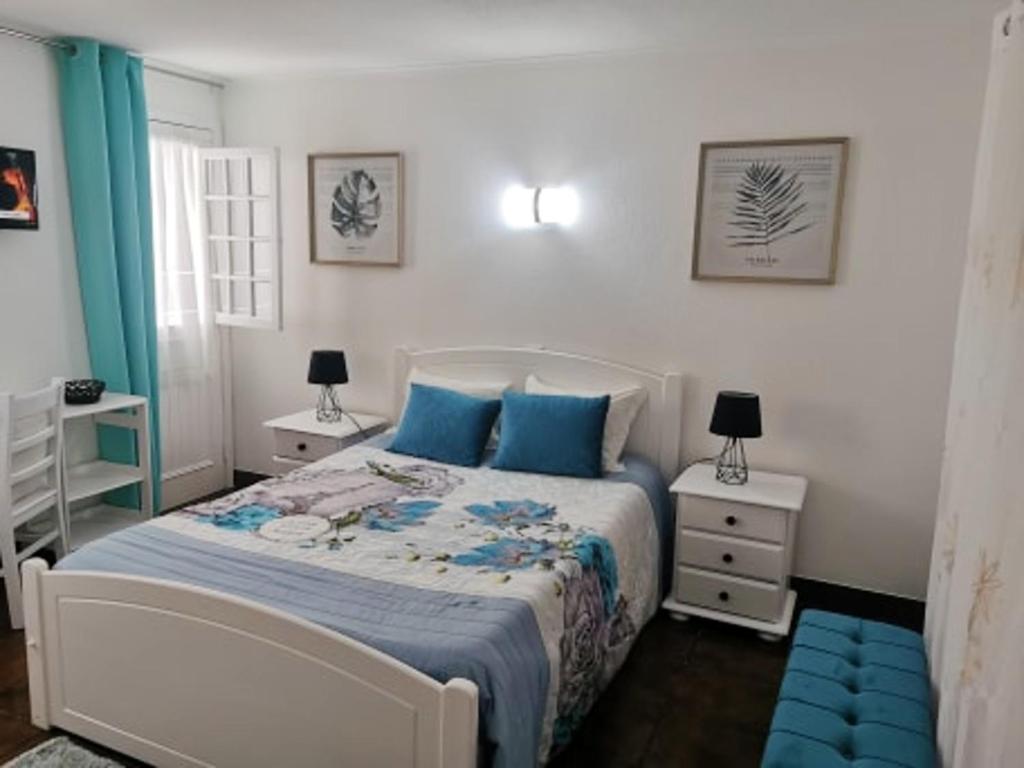 Rúm í herbergi á One bedroom appartement with sea view terrace and wifi at Lajes Do Pico