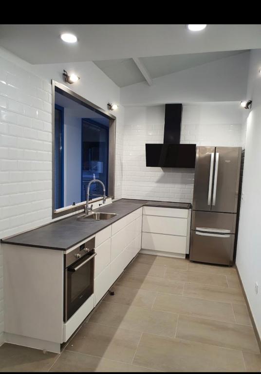 A kitchen or kitchenette at A Casa do Lado