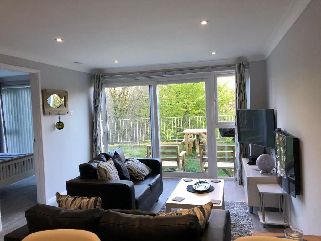 Ruang duduk di Captivating 2-Bed Villa in Millendreath near Looe