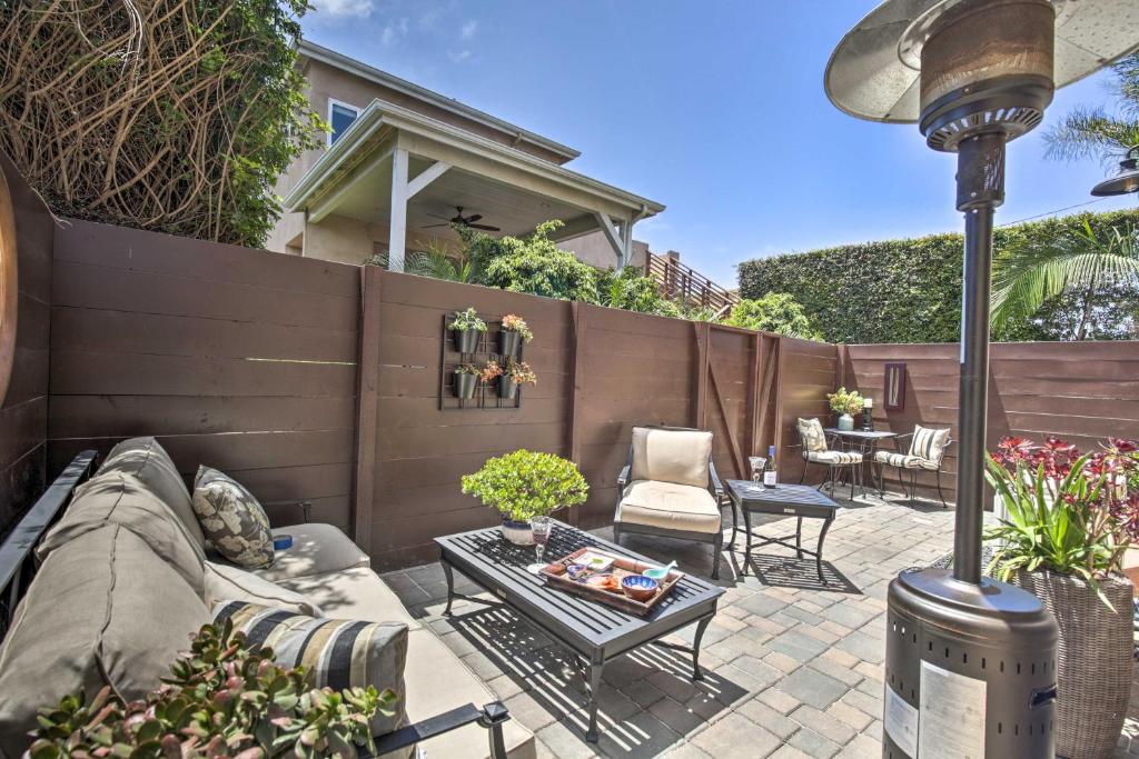 un patio con sofá y mesa en San Diego Hideout 8 Blocks to Ocean Beach!, en San Diego